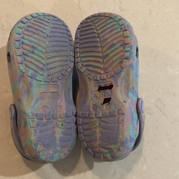 CROCS Classic Clogs Marbled size 2 Kids - Picture 6 of 7